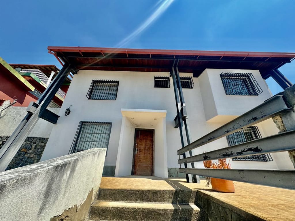 Casa en venta de 7 hab. y 450 m² en Cumbres de Curumo, Caracas