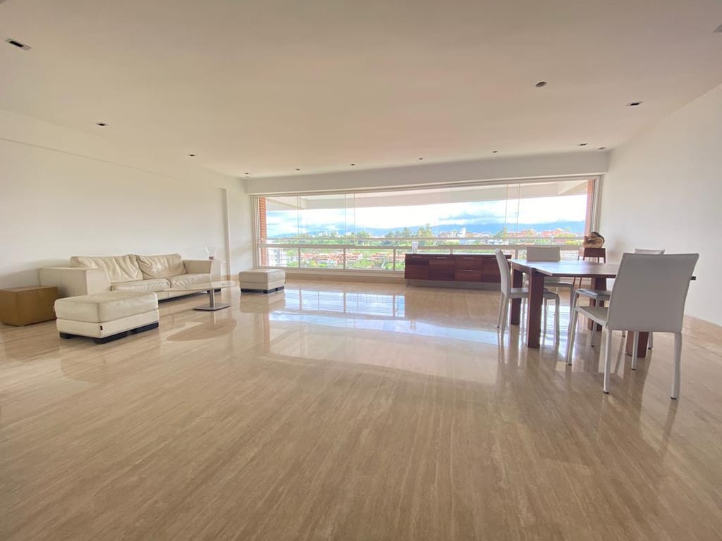 Apartamento en venta de 3 hab. y 180 m² en Alto Hatillo, Caracas