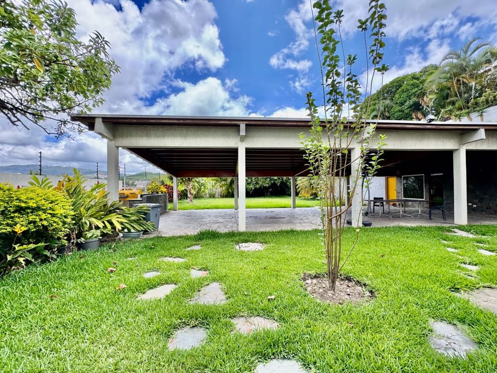 Casa en venta de 5 hab. y 700 m² en Cumbres de Curumo, Caracas