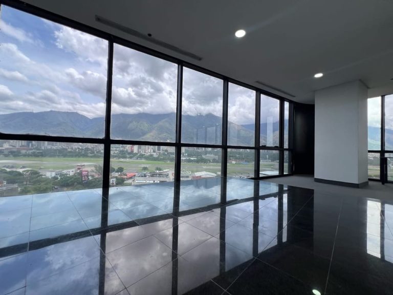 Oficina en alquiler de 155 m² en Las Mercedes, Caracas · Ref. CV5676