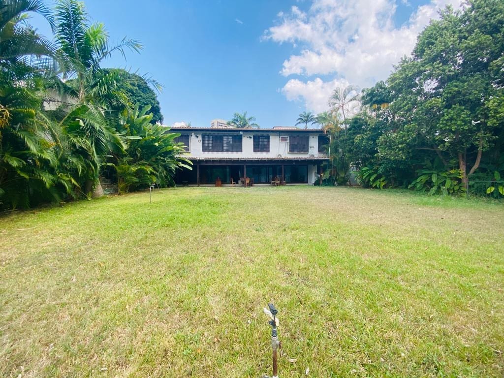 Casa en venta de 8 hab. y 2.000 m² en Valle Arriba, Caracas