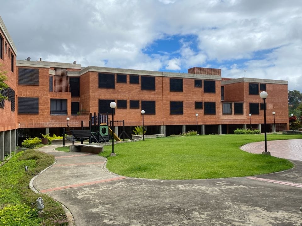Apartamento en venta de 5 hab. y 300 m² en Prados del Este, Caracas