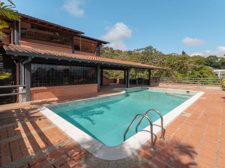 Casa en venta de 5 hab. y 745 m² en Alto Hatillo, Caracas