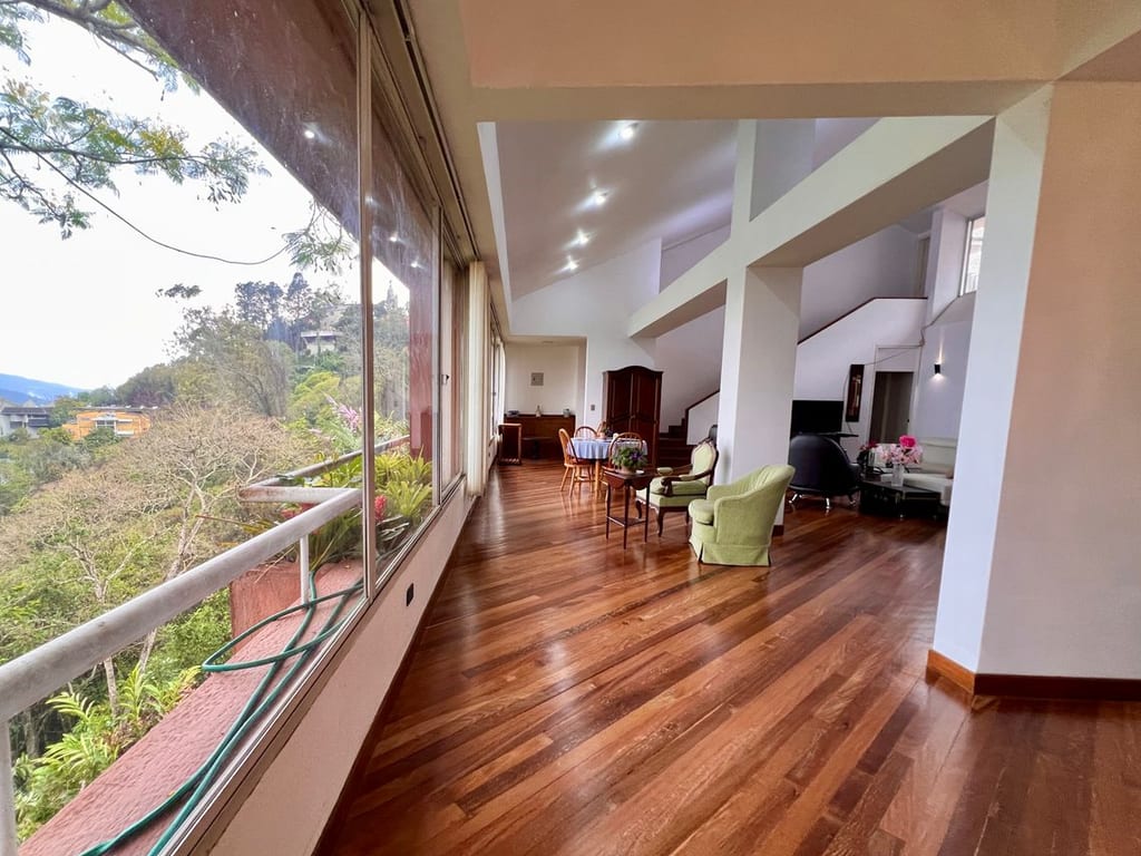 Apartamento en venta de 3 hab. y 330 m² en Alto Hatillo, Caracas