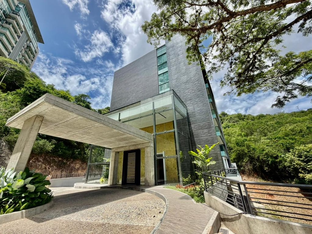 Apartamento en venta de 4 hab. y 456 m² en Las Mercedes, Caracas