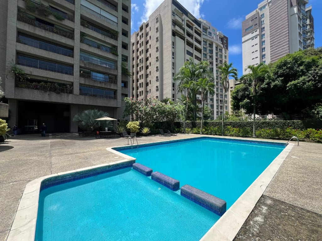 Apartamento en venta de 4 hab. y 307 m² en Campo Alegre, Caracas