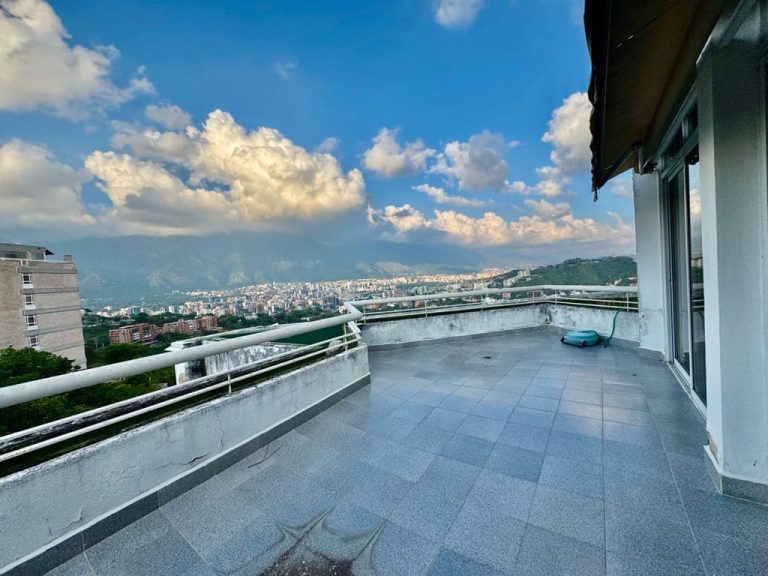 Apartamento en venta de 5 hab. y 557 m² en Colinas de Valle Arriba, Caracas