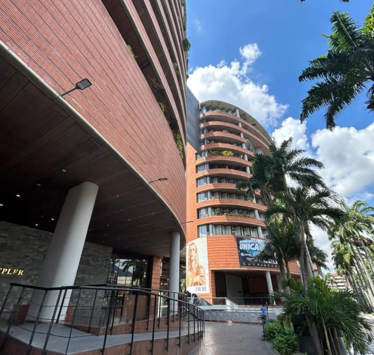 Oficina en alquiler de 1.042 m² en La Castellana, Caracas