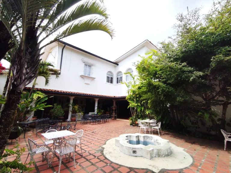 Casa en venta de 8 hab. y 5.000 m² en La Lagunita, Caracas