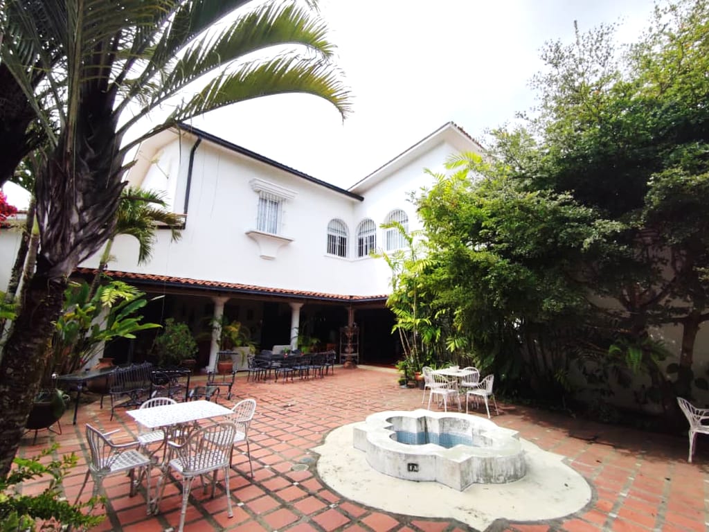Casa en venta de 8 hab. y 5.000 m² en La Lagunita, Caracas
