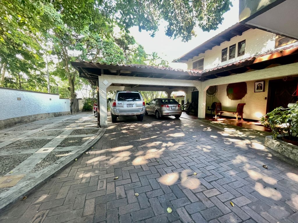 Casa en venta de 5 hab. y 1.000 m² en Valle Arriba, Caracas