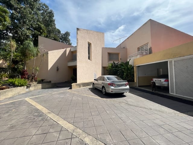 Casa en venta de 7 hab. y 600 m² en Valle Arriba, Caracas