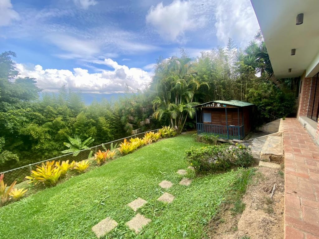 Casa en venta de 5 hab. y 1.100 m² en Alto Hatillo, Caracas
