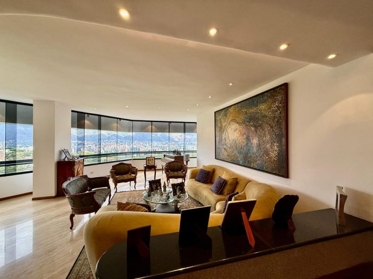 Apartamento en venta de 3 hab. y 355 m² en Colinas de Valle Arriba, Caracas