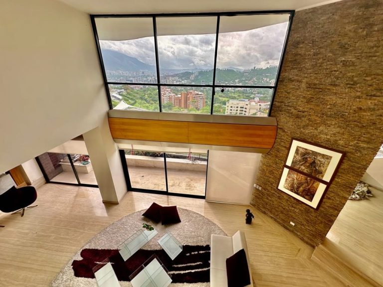 Apartamento en venta de 6 hab. y 1.100 m² en Colinas de Valle Arriba, Caracas