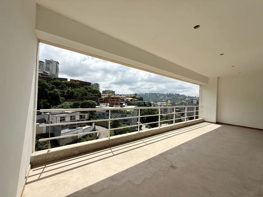 Apartamento en venta de 4 hab. y 354 m² en Las Mercedes, Caracas
