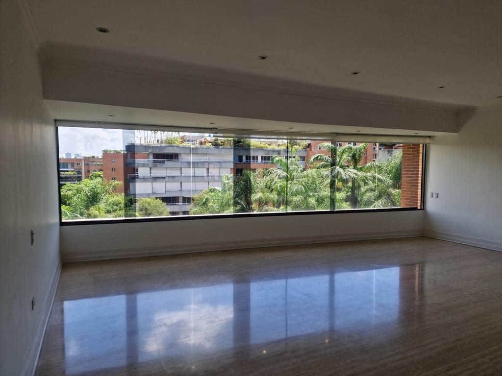 Apartamento en alquiler de 3 hab. y 240 m² en Campo Alegre, Caracas