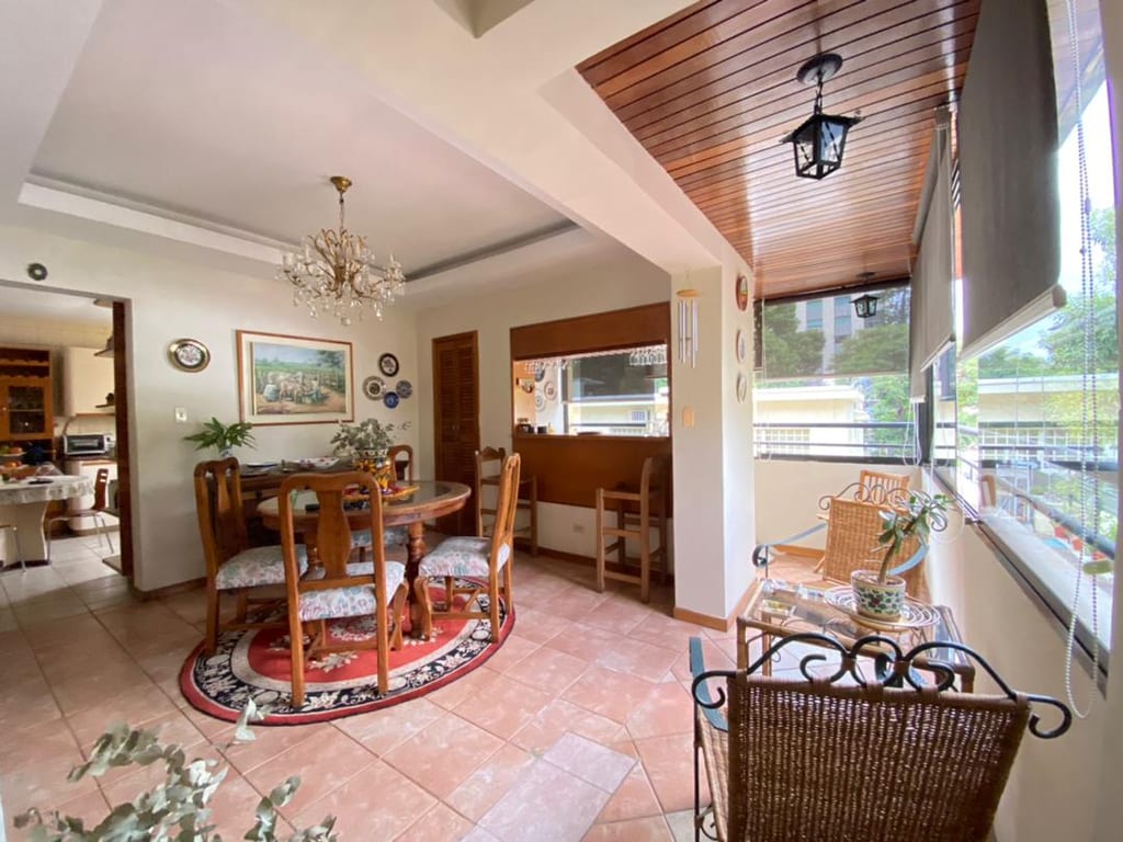 Casa en venta de 8 hab. y 420 m² en Los Palos Grandes, Caracas