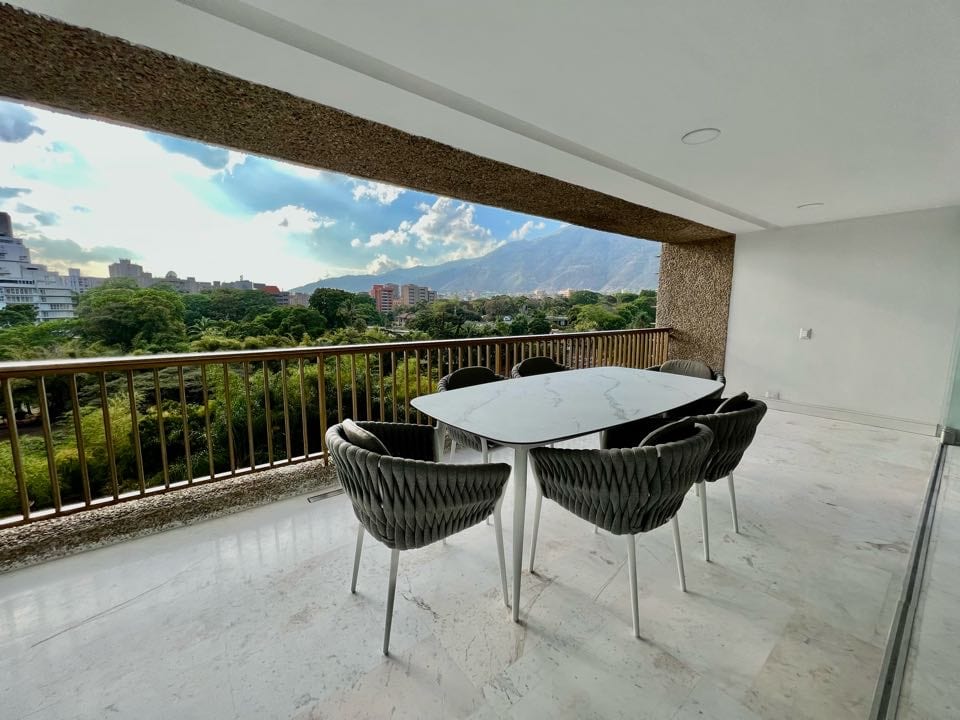 Apartamento en alquiler de 4 hab. y 315 m² en Campo Alegre, Caracas