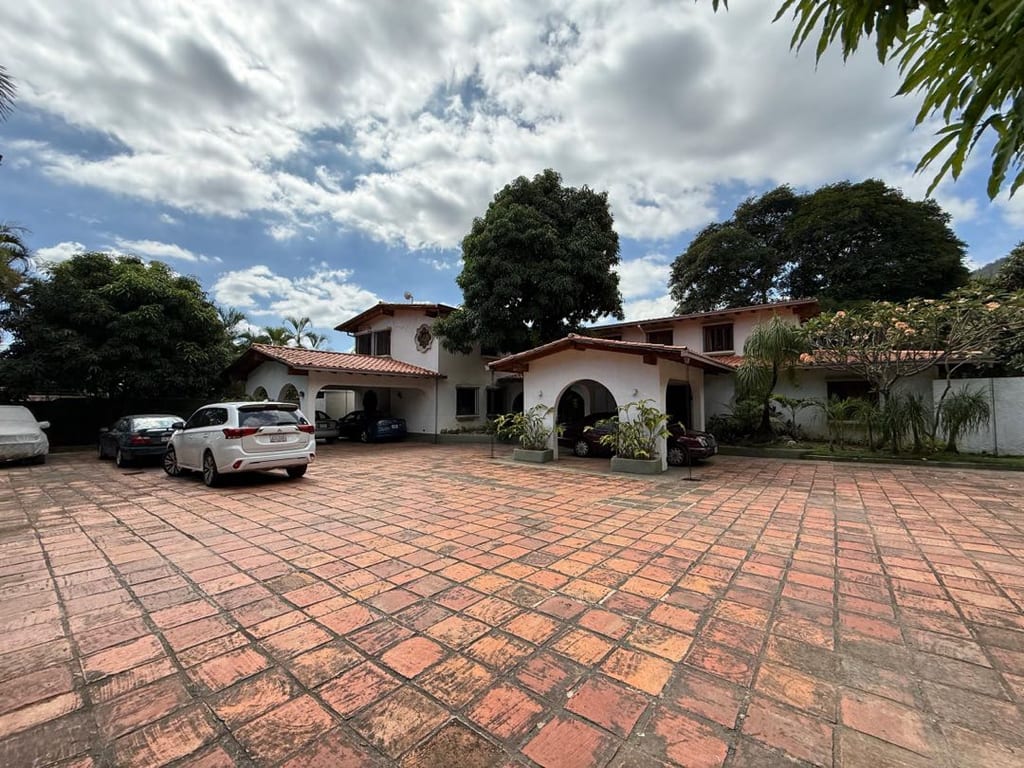 Casa en venta de 4 hab. y 2.000 m² en Country Club, Caracas
