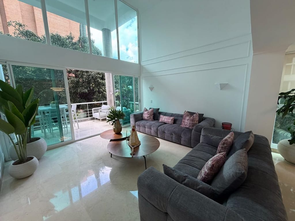Apartamento en venta de 5 hab. y 280 m² en Campo Alegre, Caracas