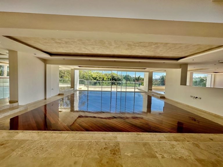 Casa en venta de 6 hab. y 2.700 m² en La Lagunita, Caracas