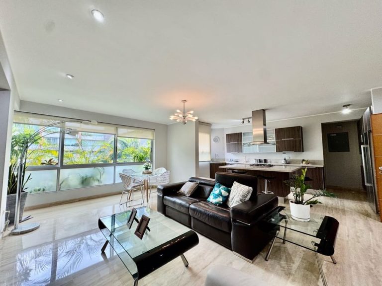 Apartamento en alquiler de 3 hab. y 130 m² en Campo Alegre, Caracas