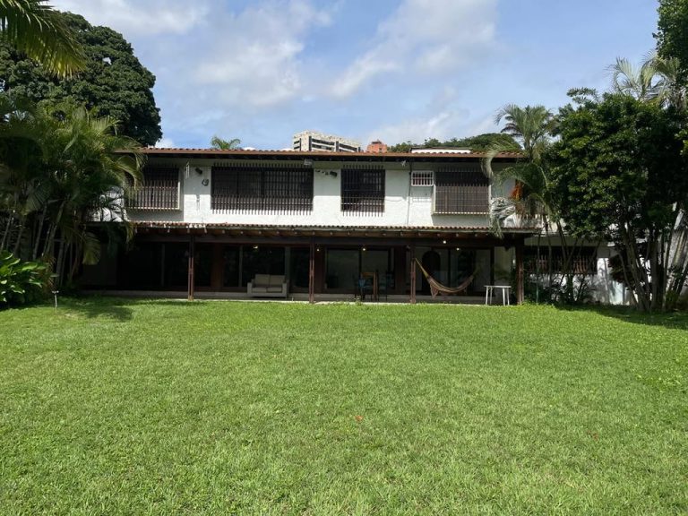 Casa de 5 habitaciones y 2.450 m² en Valle Arriba, Caracas
