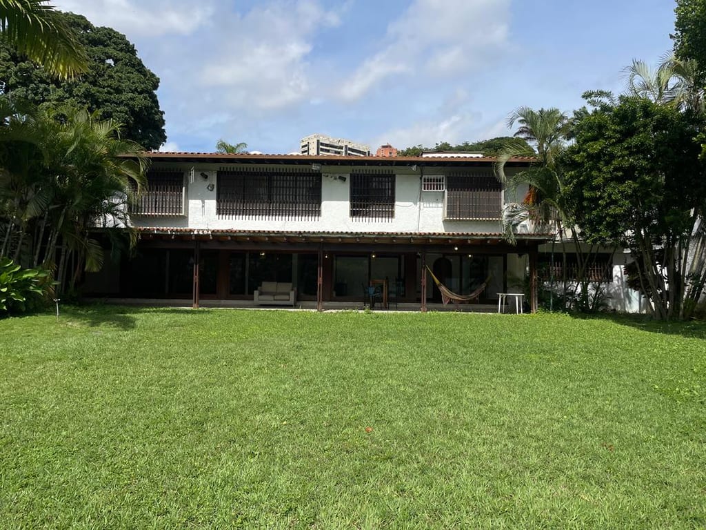 Casa en venta de 5 hab. y 2.450 m² en Valle Arriba, Caracas