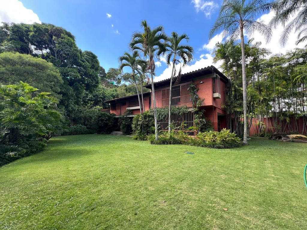 Casa en venta de 4 hab. y 2.000 m² en Valle Arriba, Caracas