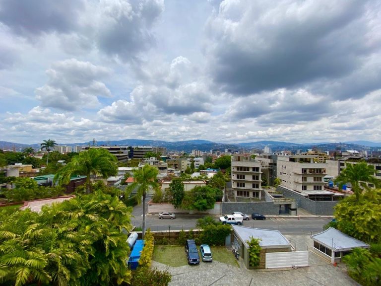 Apartamento de 650 m² con 3 habitaciones en Los Palos Grandes, Caracas