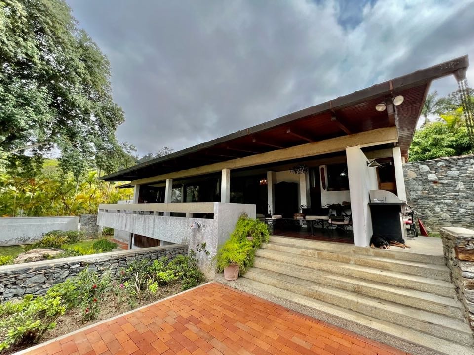 Casa en venta de 6 hab. y 690 m² en La Lagunita, Caracas