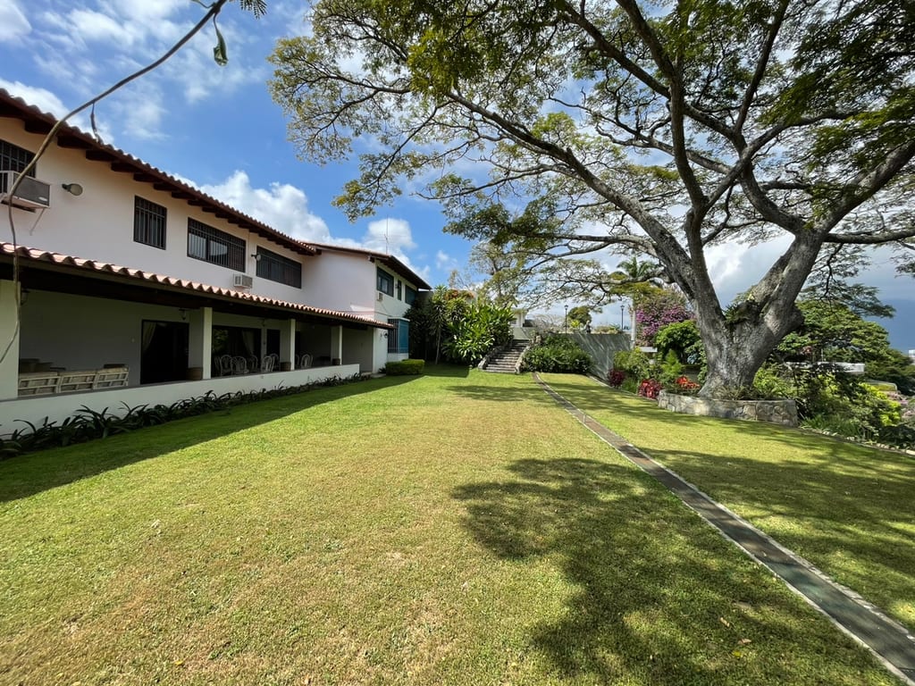 Casa en venta de 7 hab. y 1.500 m² en Lomas del Mirador, Caracas