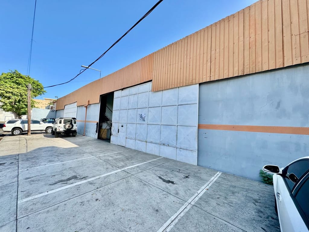 Galpón en venta de 1.920 m² en Catia La Mar, Catia La Mar