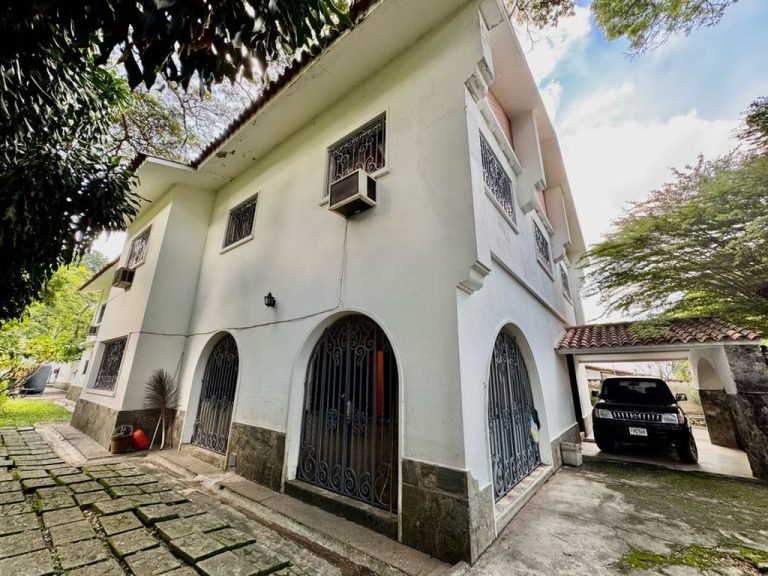 Casa en venta de 8 hab. y 1.200 m² en Country Club, Caracas
