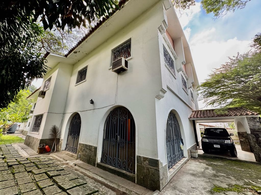 Casa en venta de 8 hab. y 1.200 m² en Country Club, Caracas