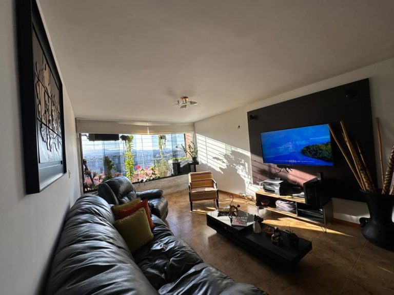 Apartamento en alquiler de 3 hab. y 164 m² en Colinas de La Tahona, Caracas