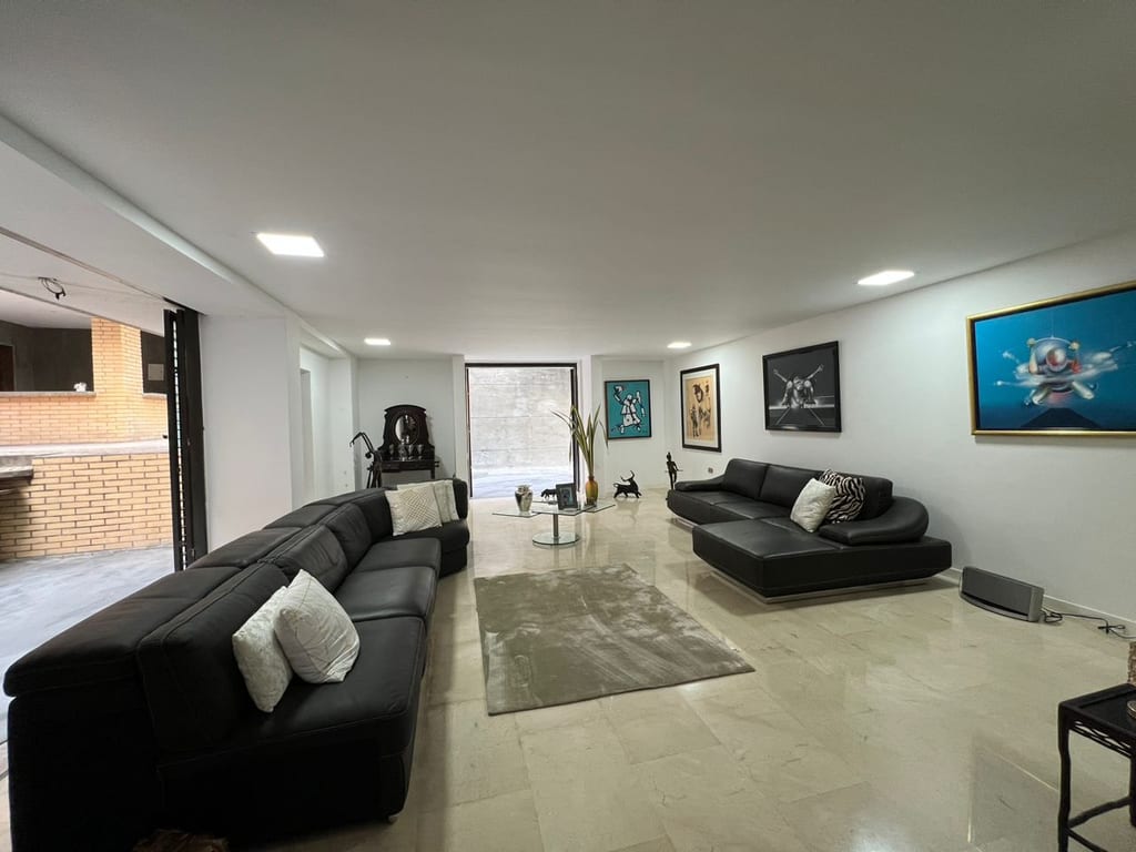 Casa en venta de 6 hab. y 705 m² en Cumbres de Curumo, Caracas