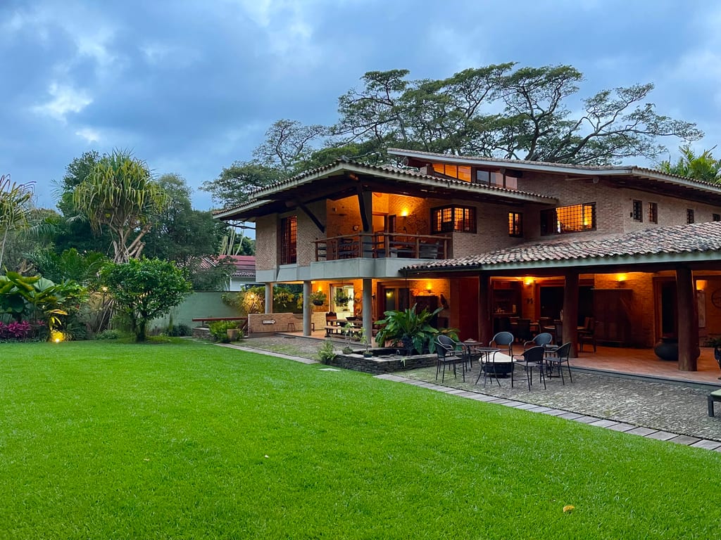 Casa en venta de 4 hab. y 2.200 m² en Country Club, Caracas