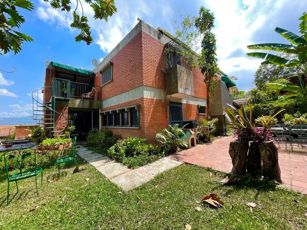 Casa en venta de 6 hab. y 908 m² en El Marqués, Caracas