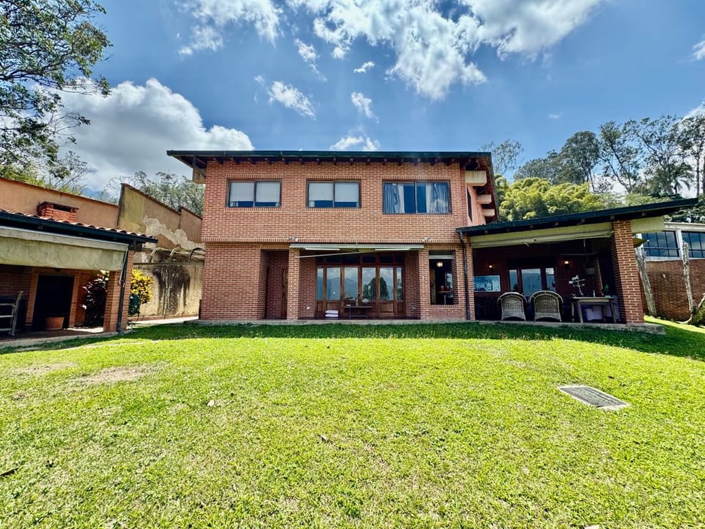 Casa en venta de 6 hab. y 700 m² en Alto Hatillo, Caracas