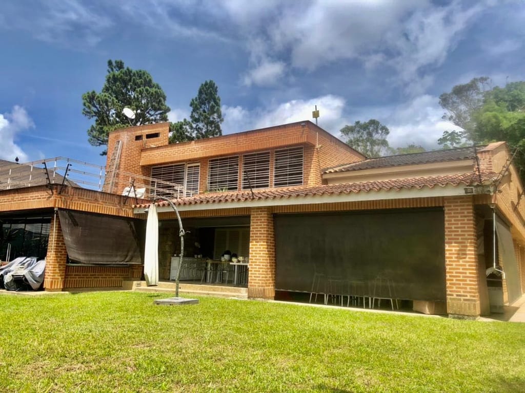 Casa en venta de 5 hab. y 1.000 m² en Alto Hatillo, Caracas