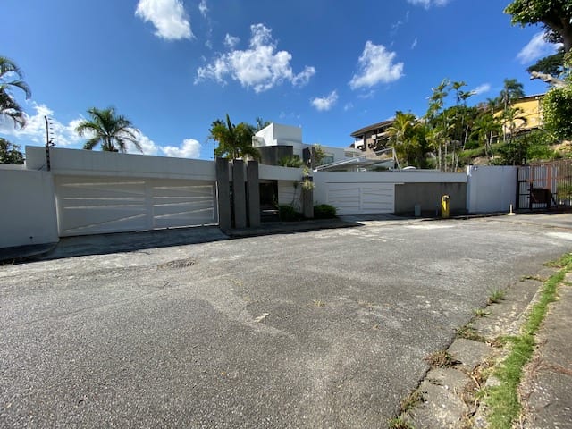 Casa en venta de 7 hab. y 700 m² en El Cafetal, Caracas