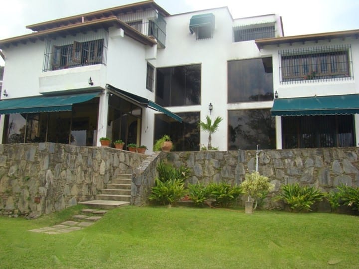 Casa en venta de 7 hab. y 1.180 m² en La Lagunita, Caracas