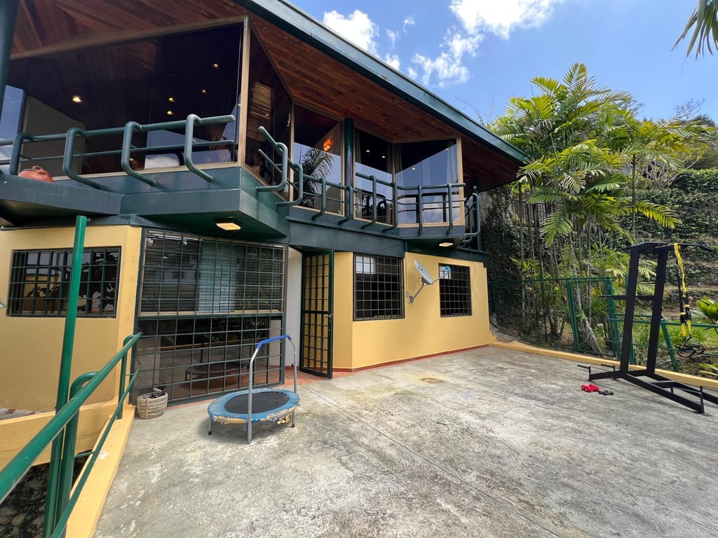 Casa en venta de 4 hab. y 498 m² en Alto Hatillo, Caracas