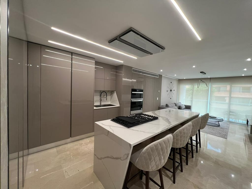 Apartamento en alquiler de 2 hab. y 105 m² en Las Mercedes, Caracas