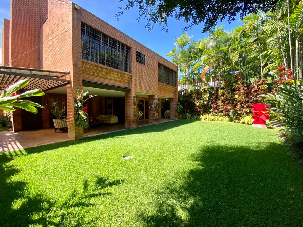Casa en venta de 4 hab. y 558 m² en La Floresta, Caracas