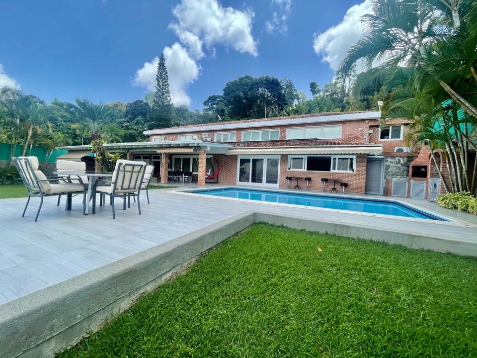 Casa en venta de 5 hab. y 630 m² en Alto Hatillo, Caracas