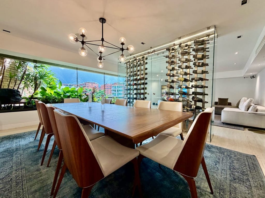 Apartamento en venta de 4 hab. y 223 m² en Campo Alegre, Caracas