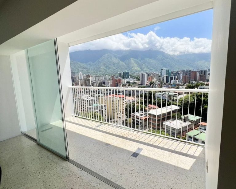 Apartamento en alquiler de 2 hab. y 139 m² en Colinas de Bello Monte, Caracas